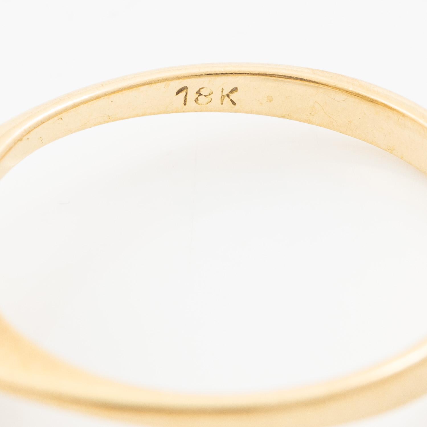 Ring, cluster, 18K gold with sapphire and brilliant-cut diamonds.