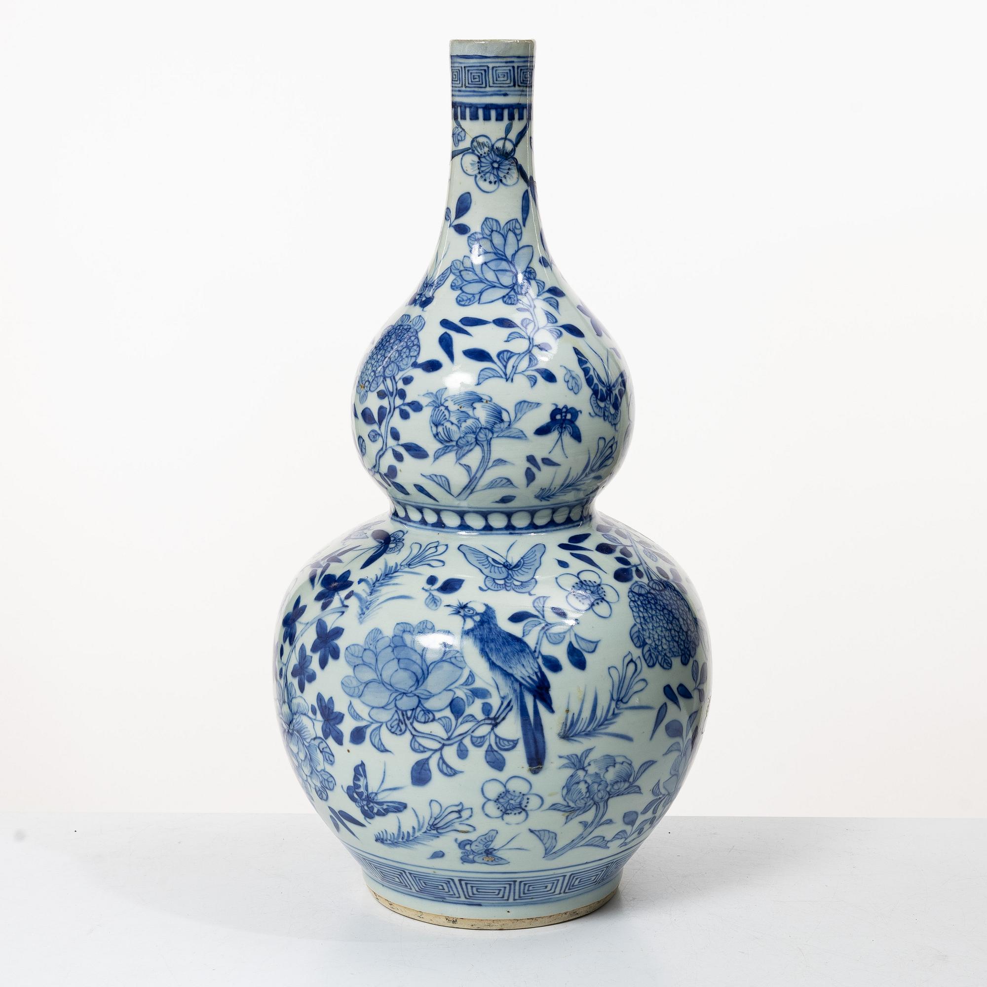 A blue and white kalebass shaped vase, Qing dynasty, 19th century.