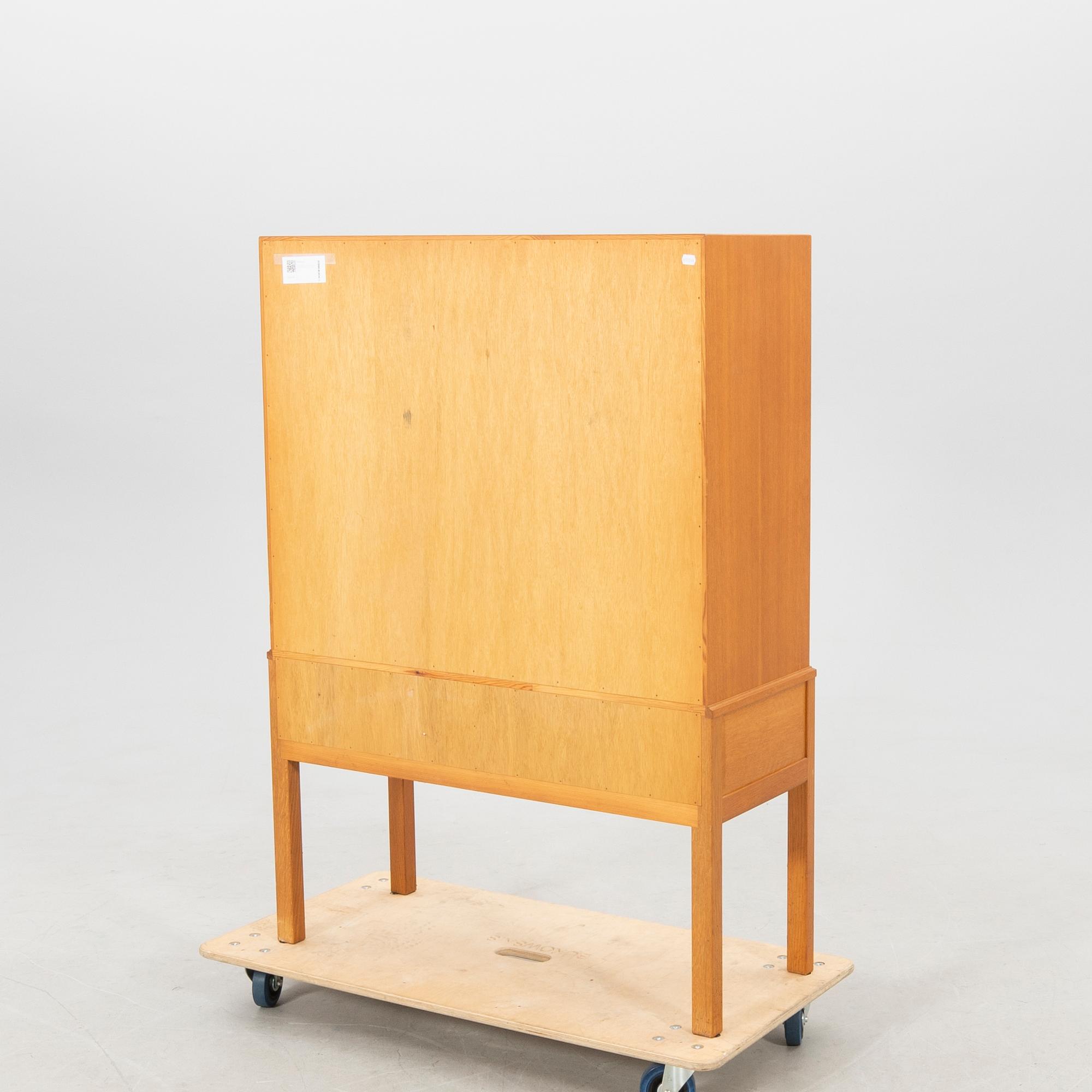 Carl Malmsten, skåp "Oktober" 1900-talets mitt/andra hälft.