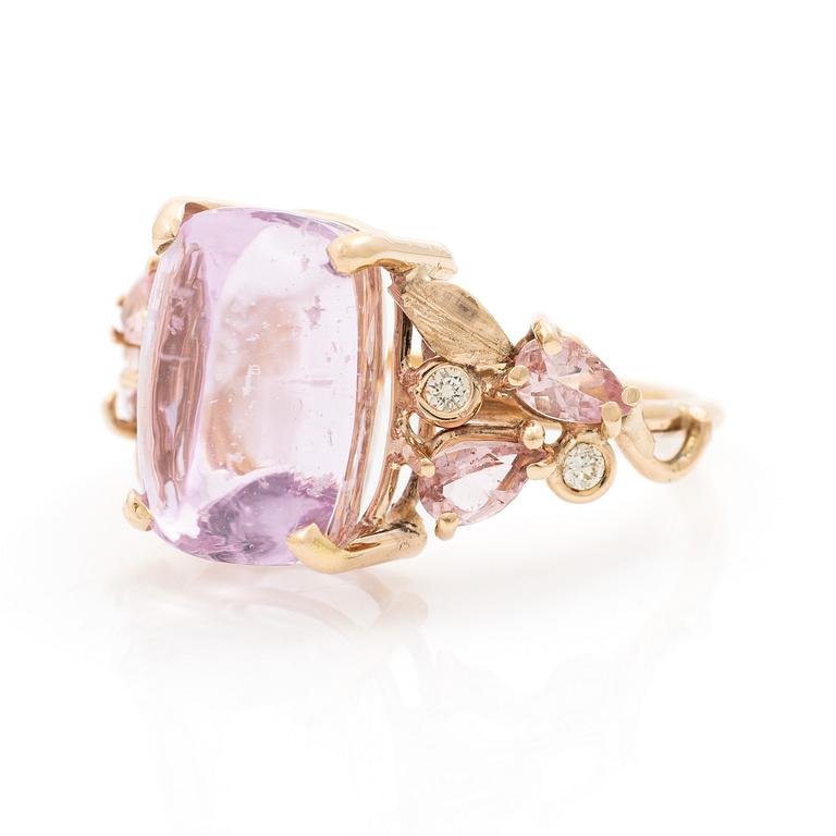 Ring, Mandelstam, 18K gold with an approx. 11.72 ct kunzite, brilliant-cut diamonds and pear-shaped tourmalines.