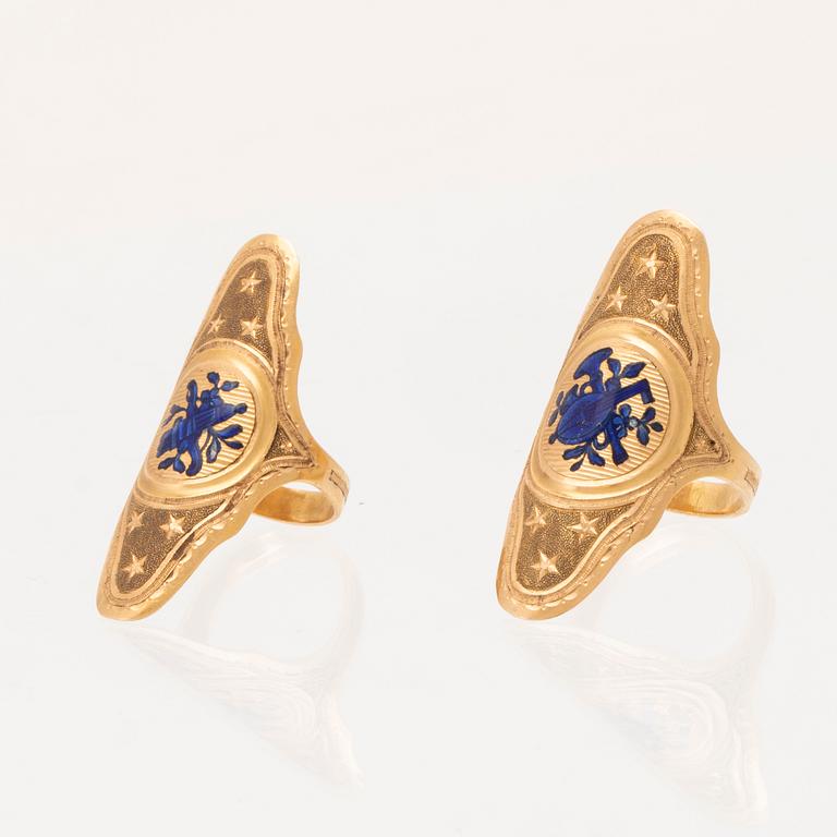 Sewing accessories in box, gold, possibly from the 18th century.