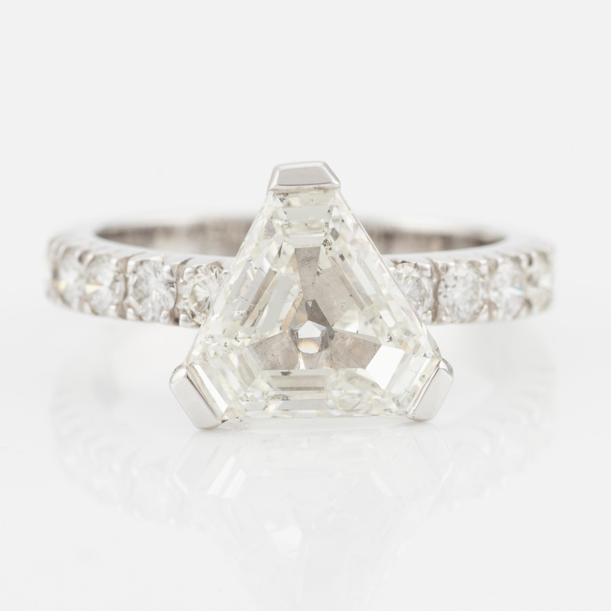Ring with a triangular-shaped diamond, approx. 2.37 ct.
