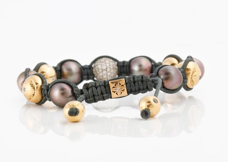 A Shamballa Jewels bracelet with cultured pearls and brilliant-cut diamonds.