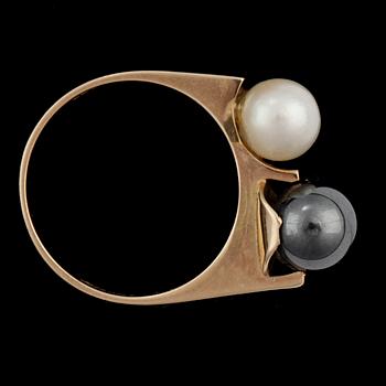 RING, 14k guld med odlad pärla och markasitpärla. Vikt 3,5 g.