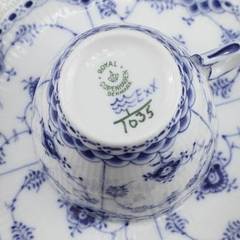 SERVISDELAR, 24 st, porslin, "Musselmalet", Royal Copenhagen, 1900-talets andra hälft.