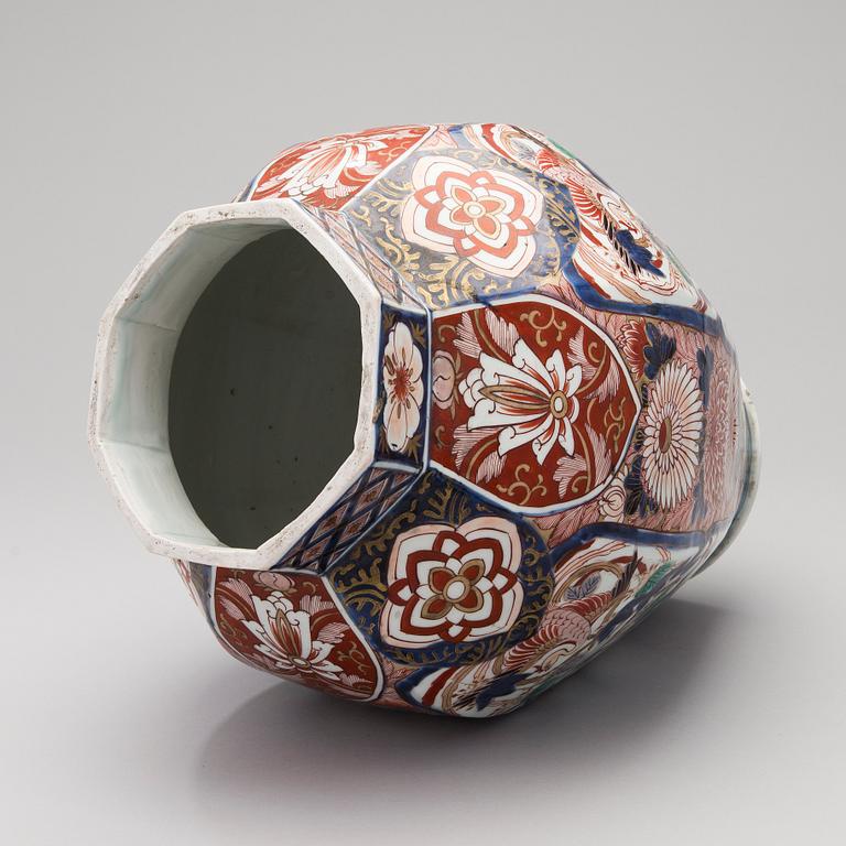An Imari porcelain urn, from around the turn of the 20th century Japan.