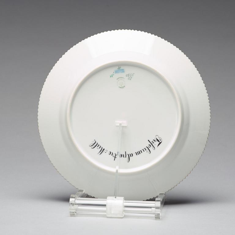 BULJONGKOPPAR med FAT, tre stycken samt FAT, porslin. "Flora Danica", Royal Copenhagen, Danmark, 1900-tal.