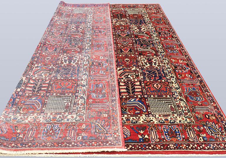 A Baktiari carpet, approx. 410 x 312 cm.