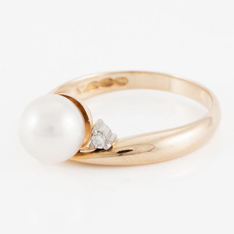 Ring in 14K gold with an Akoya pearl and brilliant-cut diamonds.