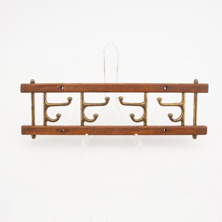 Klädhängare, ett par, "Dekorativ", Skoglunds metallgjuteri, Anderstorp, 1900-talets mitt.