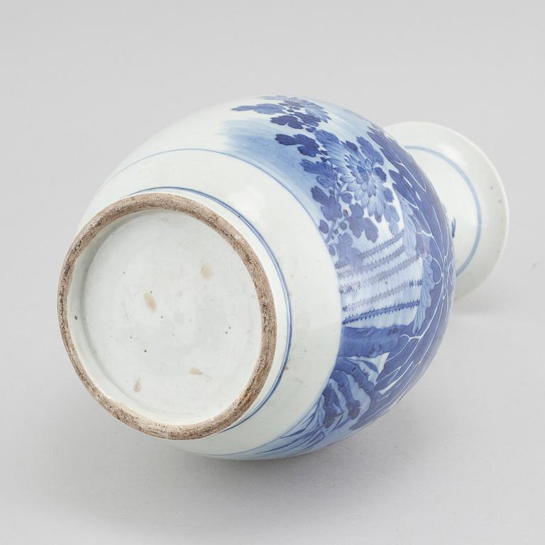 A porcelain vase from China, around the year 1900.