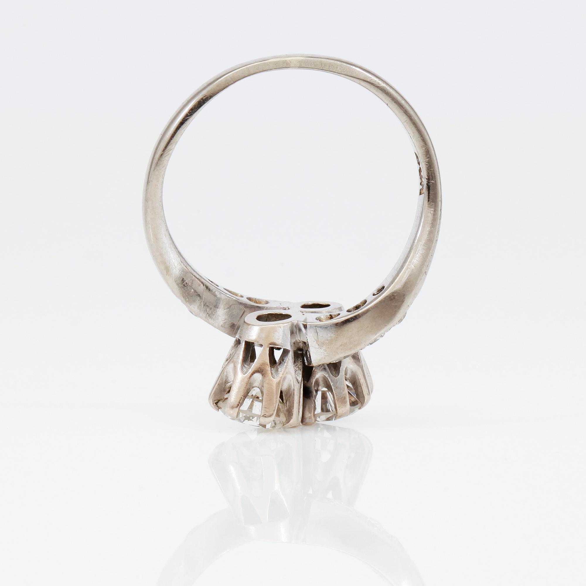 RING, 2 briljantslipade diamanter totalt ca 1,10 ct samt 6 mindre diamanter.