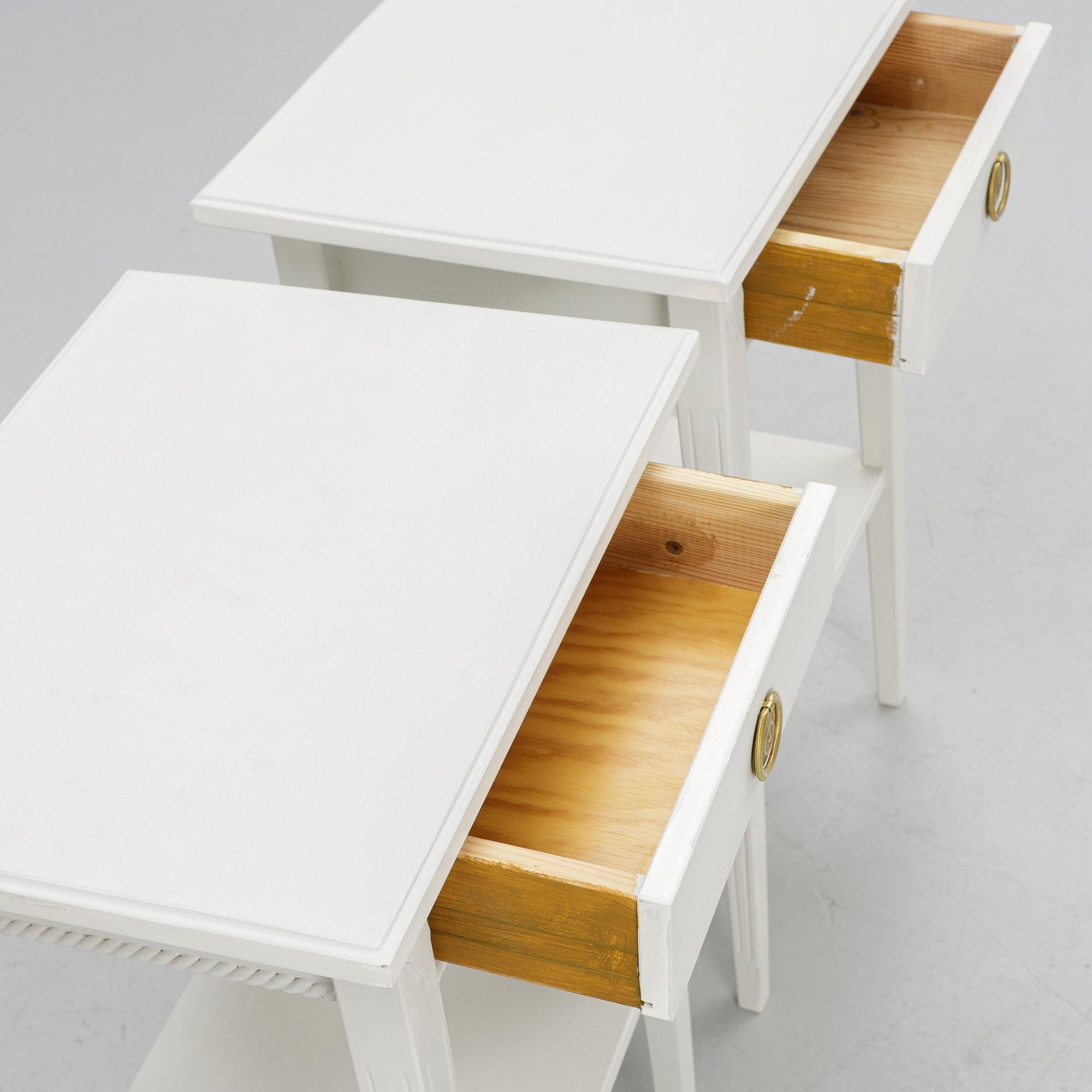 Sängbord, ett par, gustaviansk stil, samtida tillverkning.