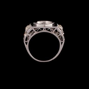 RING, 18k vitguld med rosenslipade och äldre briljantslipade diamanter. Vikt 12 g.