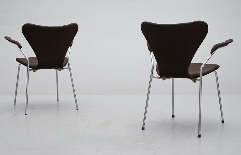 KARMSTOLAR, 2 st,  "Sjuan", Arne Jacobsen, modell formgiven 1955.