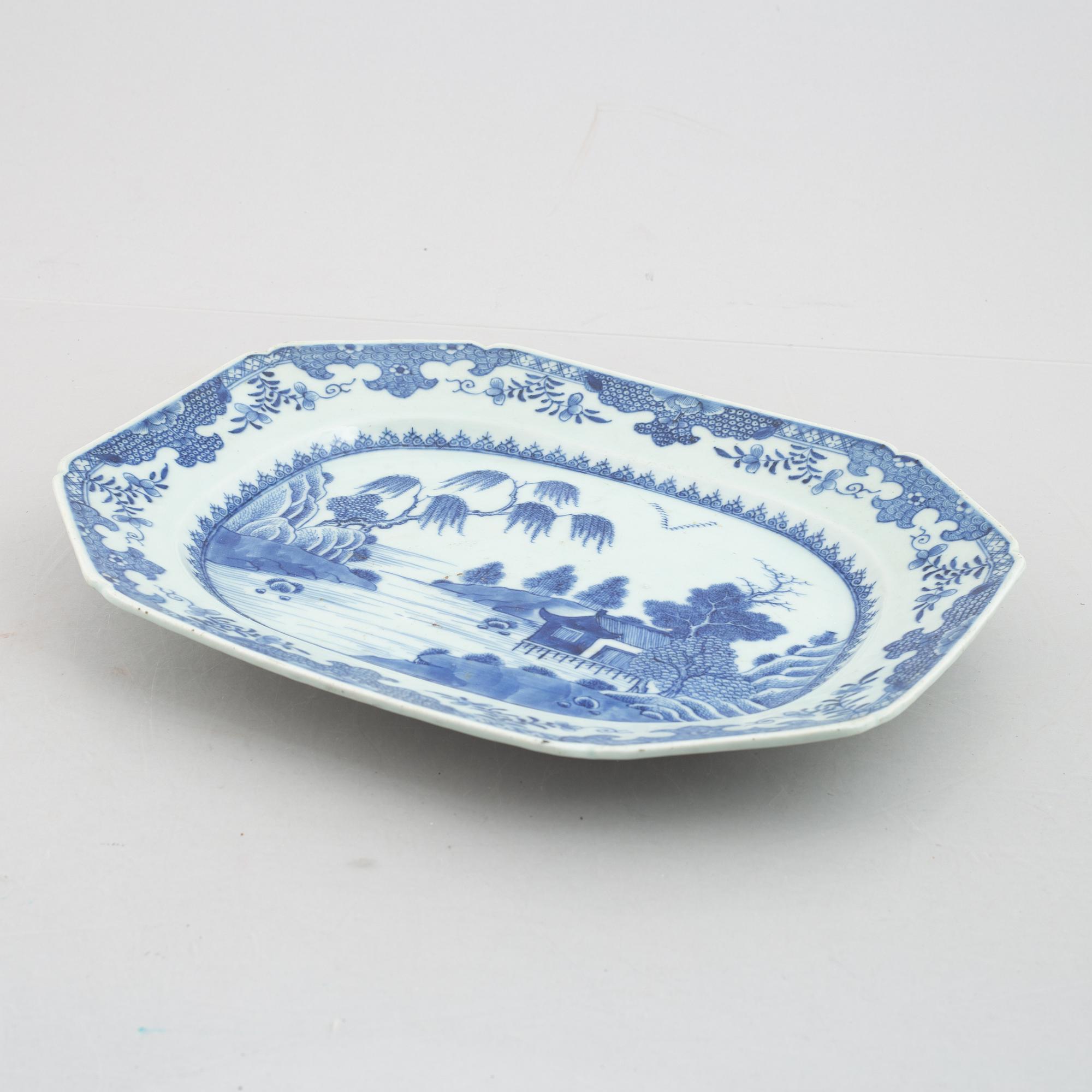 A blue and white export porcelain serving dish, China, Qianlong (1736-95).