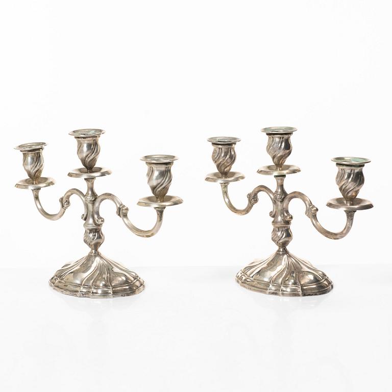 Kandelabrar, ett par, silver, rokokostil, svensk importstämpel Adolf Landoff, Göteborg 1931.