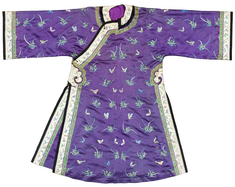 A silk coat, late Qing dynasty. Height 136 cm.