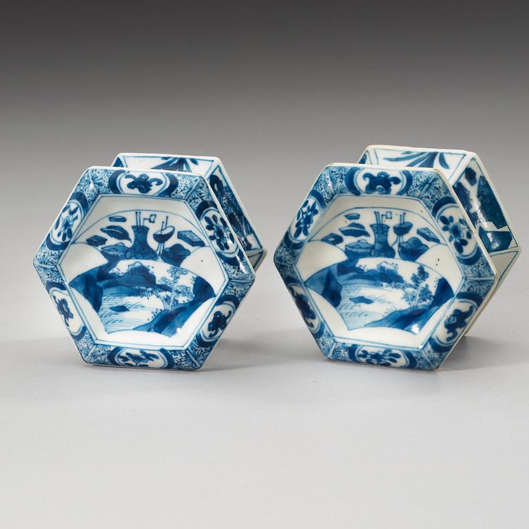 SALTKAR, ett par, porslin. Qing dynastin, Kangxi (1662-1722).