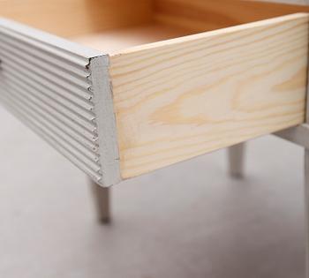 SÄNGBORD, gustaviansk stil, 1900-talets andra hälft.