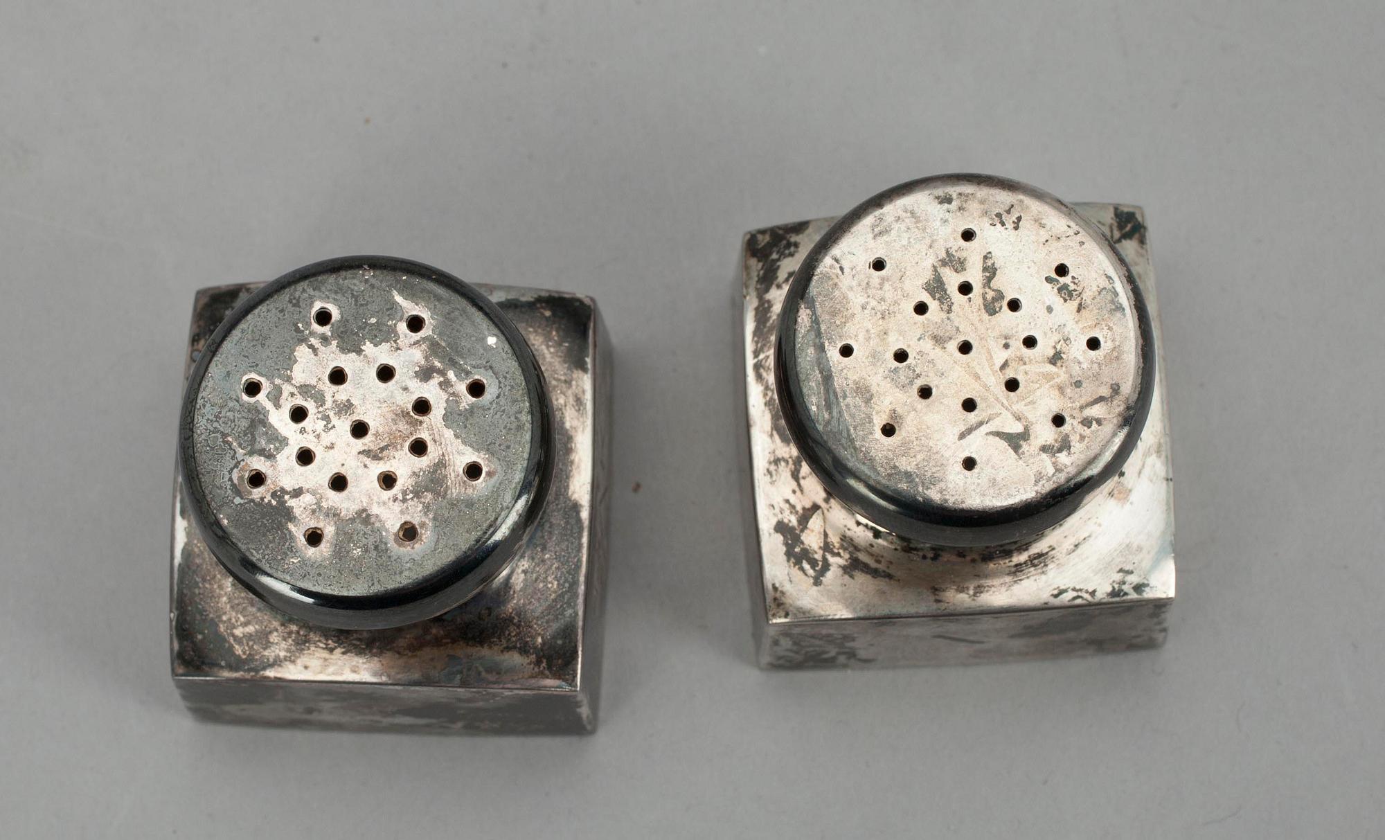 STRÖARE 2 st, sterlingsilver, USA, 1900-talets mitt samt TOASTSTÄLL, sterlingsilver, Birmingham 1931. Tot.vikt ca 176 g.