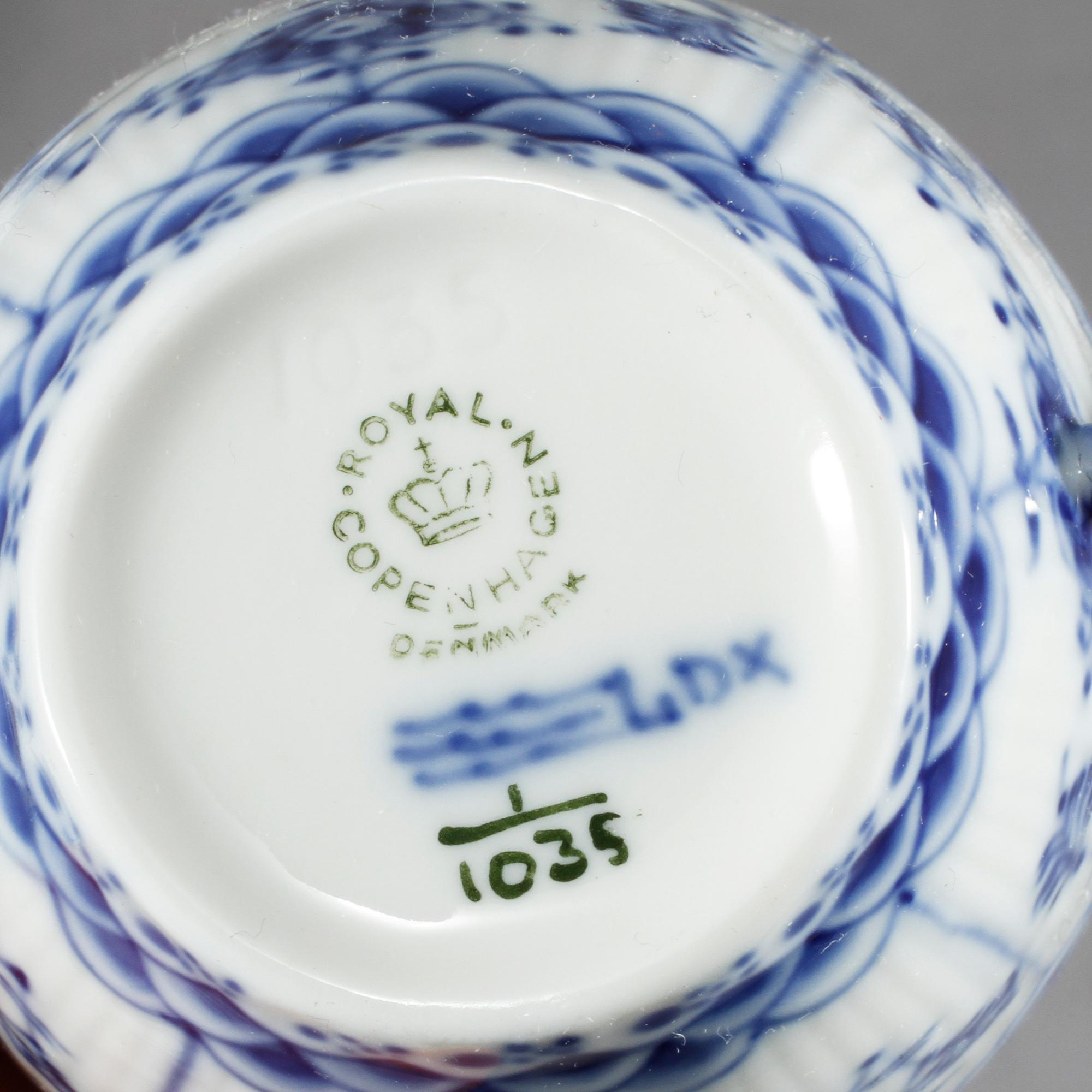 SERVISPORSLIN, 16 st, porslin, "Musselmalet", Royal Copenhagen, 1900-talets andra hälft.