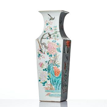 Vas, porslin. Qingdynastin, 1800-tal.