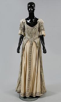 KOSTYM, 1900-talets första hälft.