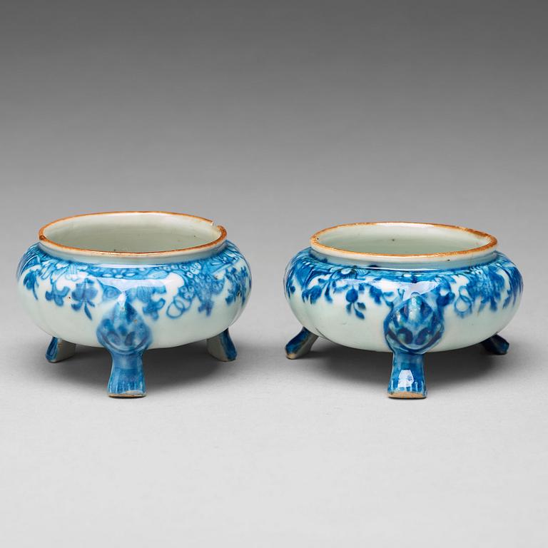 SALTKAR, ett par, kompaniporslin. Qingdynastin, Qianlong (1736-95).