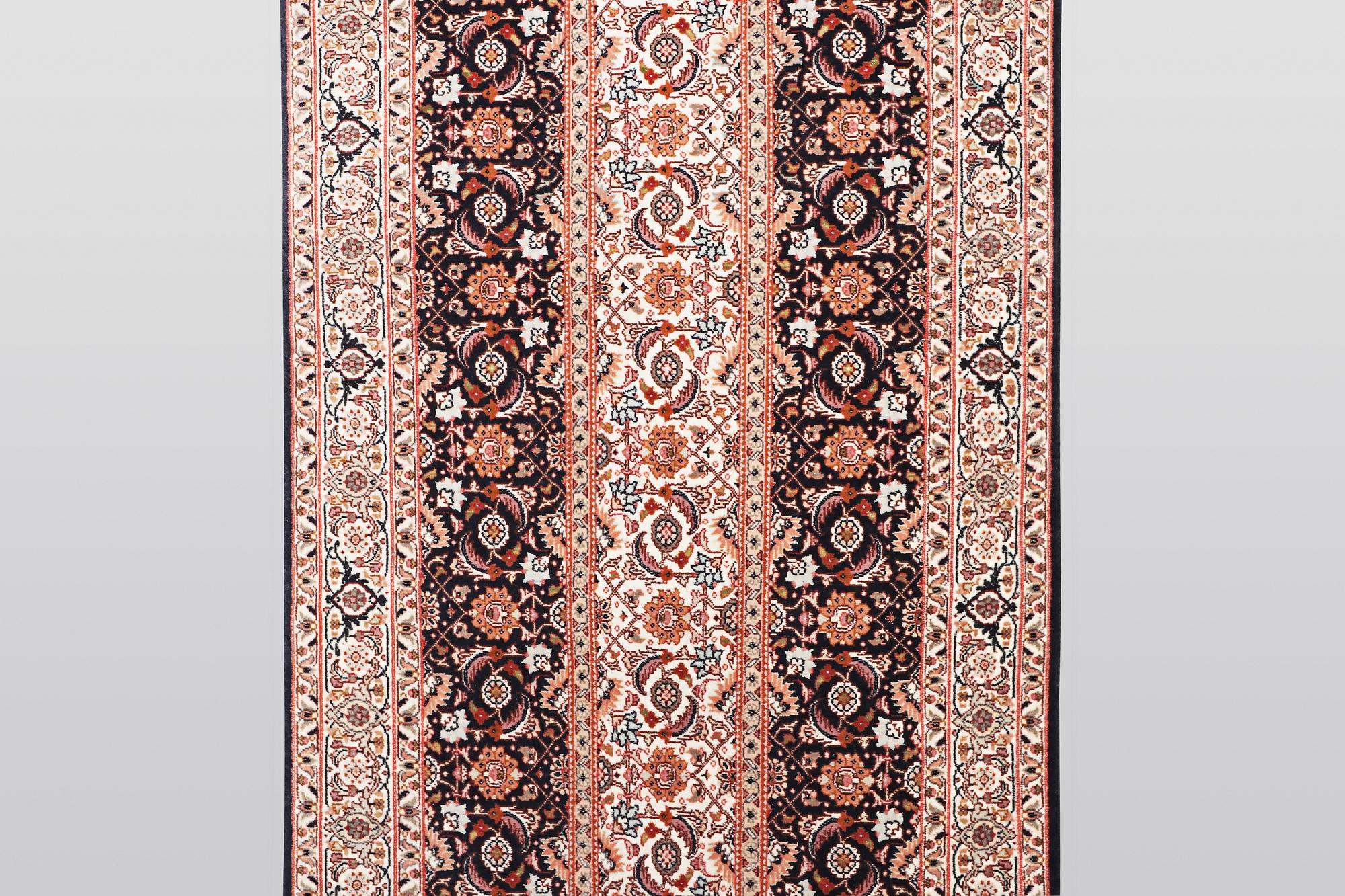 A runner, Täbris, part silk, ca 297 x 81 cm.