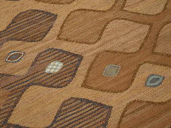 Barbro Nilsson, A carpet, "Finspong, lättbrun" ("Kringelikroka"), flat weave, ca 298 x 203-204 cm, signed AB MMF BN.