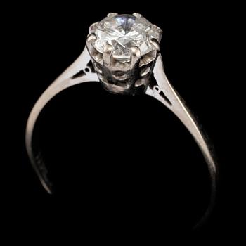 RING, 18k vitguld med briljantslipad diamant, 0.85 ct, 1900-talets andra kvartal. Vikt 2 g.
