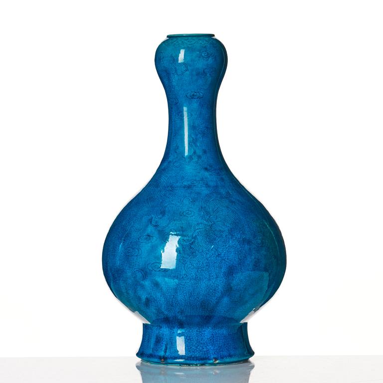 A large turqouise glazed bulb vase, late Qing dynasty.