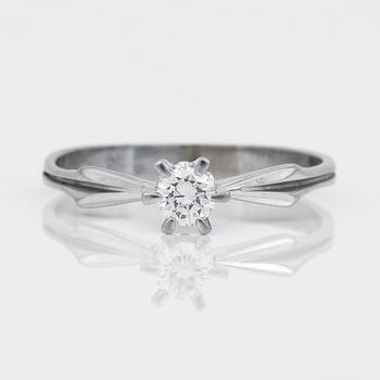 RING, enstenring, 18K vitguld med briljantslipad diamant ca 0,21 ct. Vikt 2,26 g.