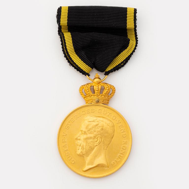 A Swedish 18 carat gold medal, in case.