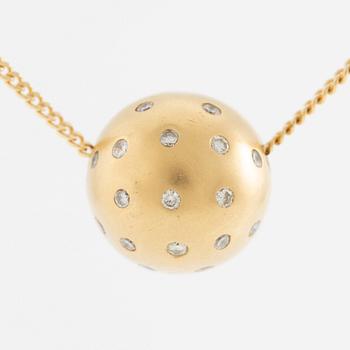 Necklace 18K gold with brilliant-cut diamonds.