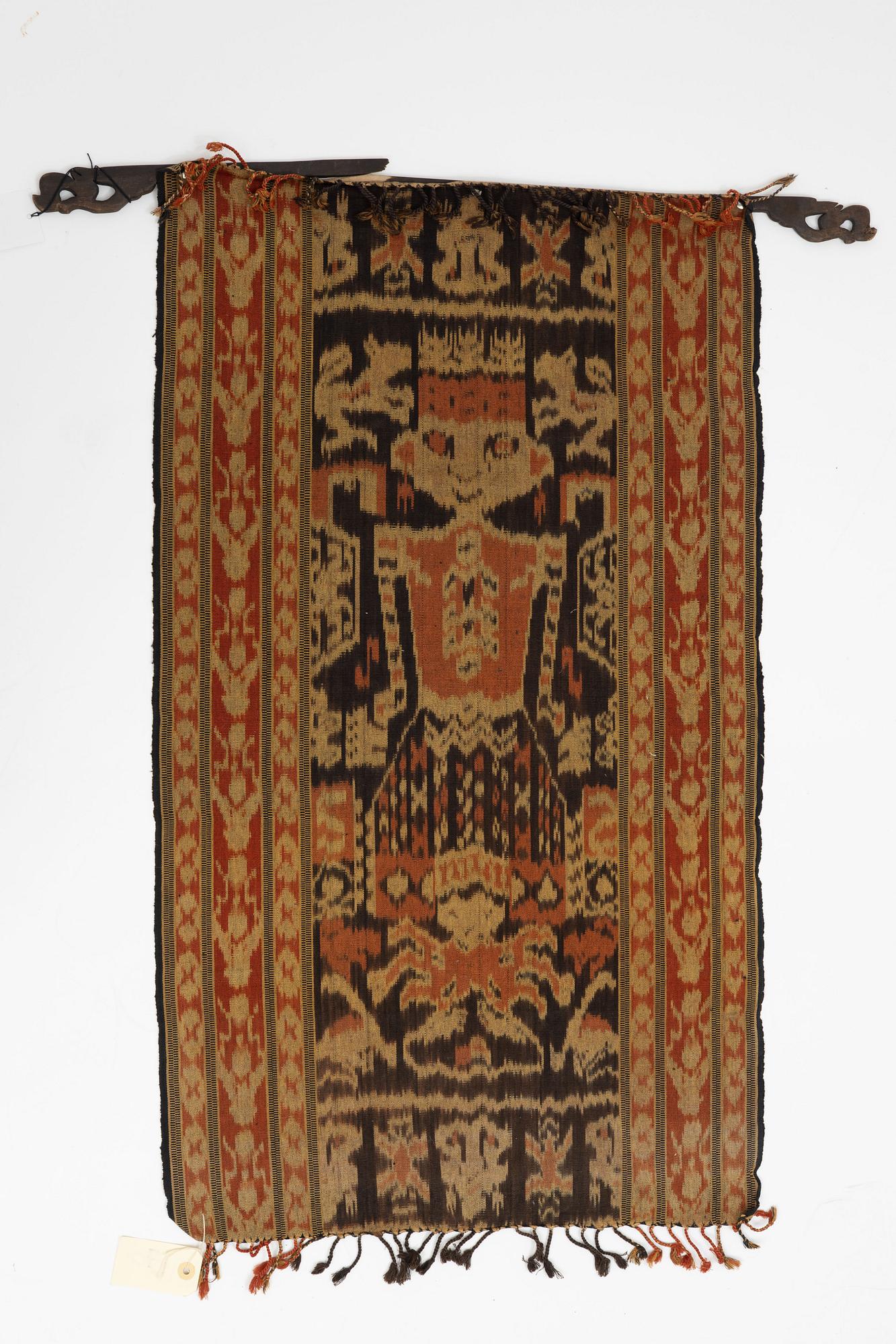 A semi-antique Sumba Ikat Hinggi, Indonesia. Ca 98 x 57 cm.