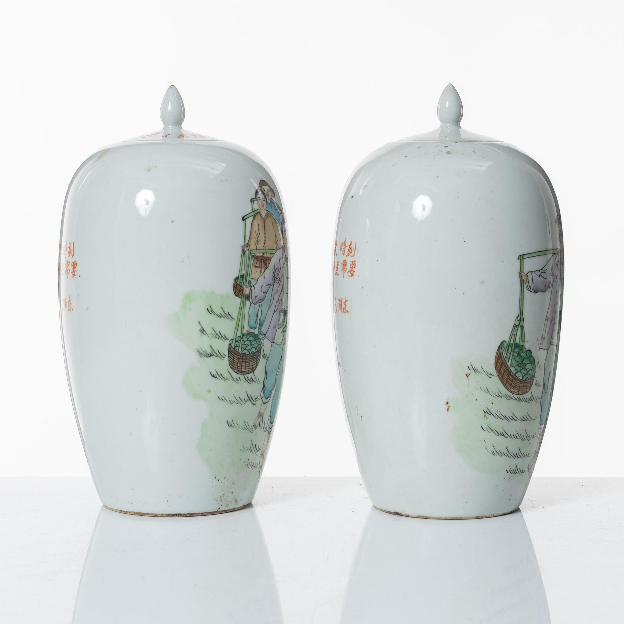 A pair of Chinese porcelain urns with covers, second part of the 20th century.