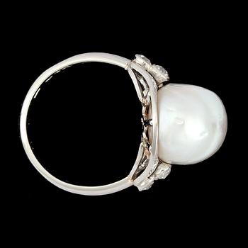 A naturar pearl, 11,5-12,5 mm, and diamond ring, tot. app. 0.40 cts.