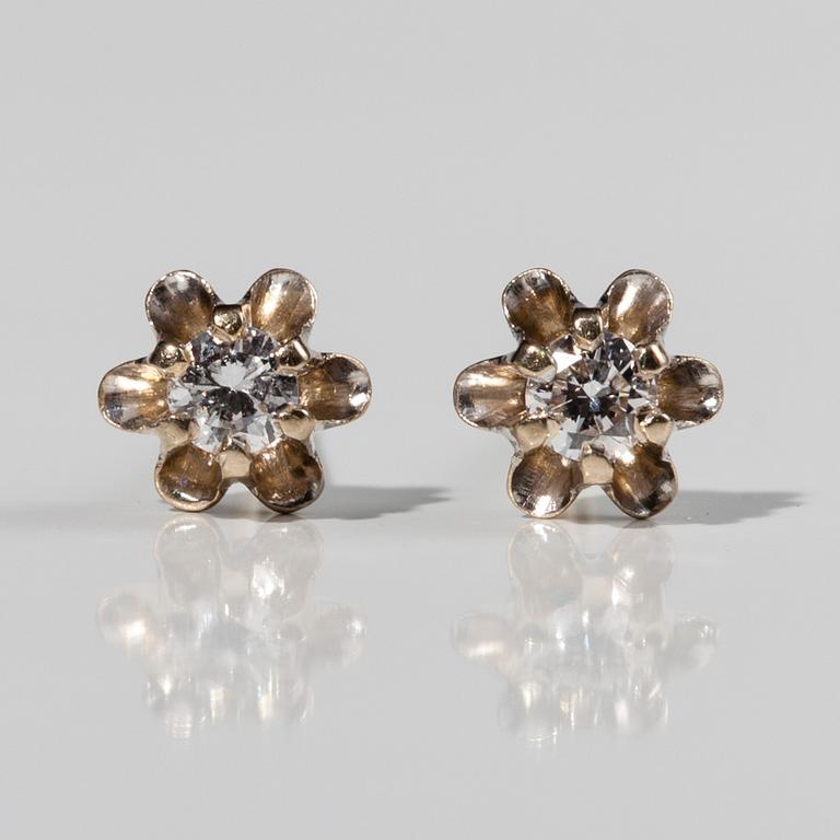 ÖRHÄNGEN, 14K vitguld, briljantslipade diamanter, tot. 0,10 ct. 1900-talets slut.