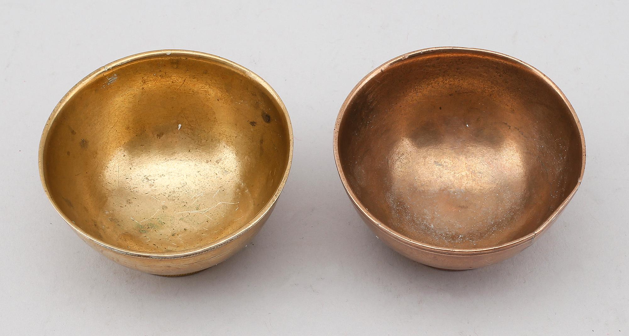 SUPKOPPAR, 2 st, mässing och koppar, 1700-tal.