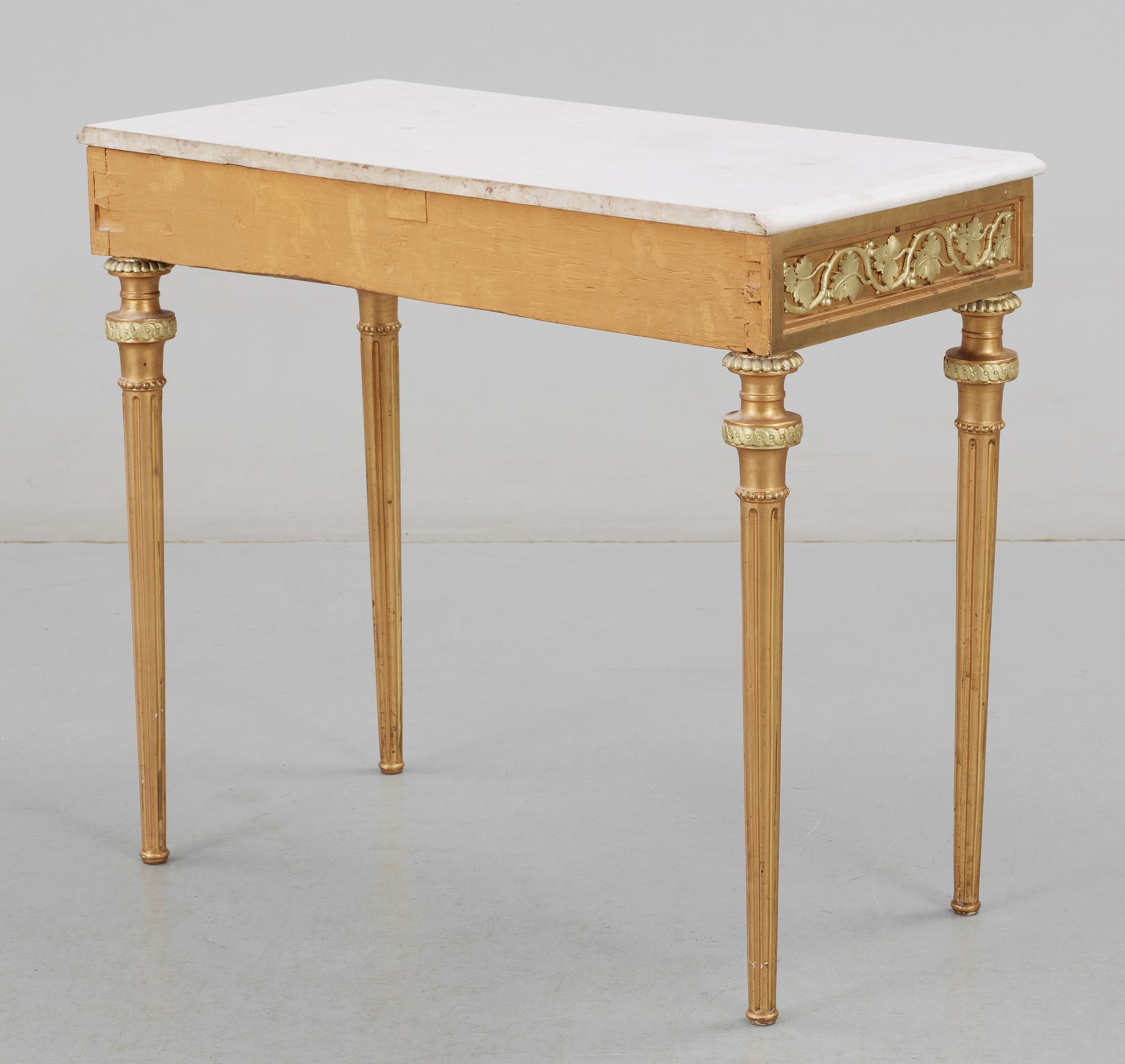 KONSOLBORD. Sengustavianskt stockholmsarbete i Pehr Ljungs art. 1700-talets slut.