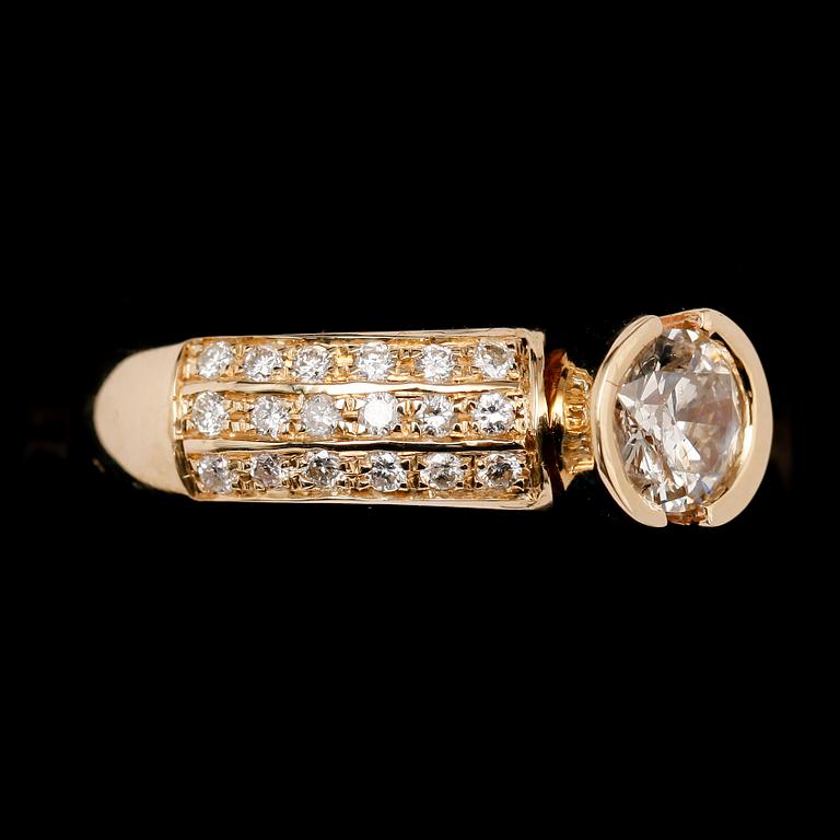 RING, 14 k guld, med briljanter tot ca 1.41 ct Top Crystal.