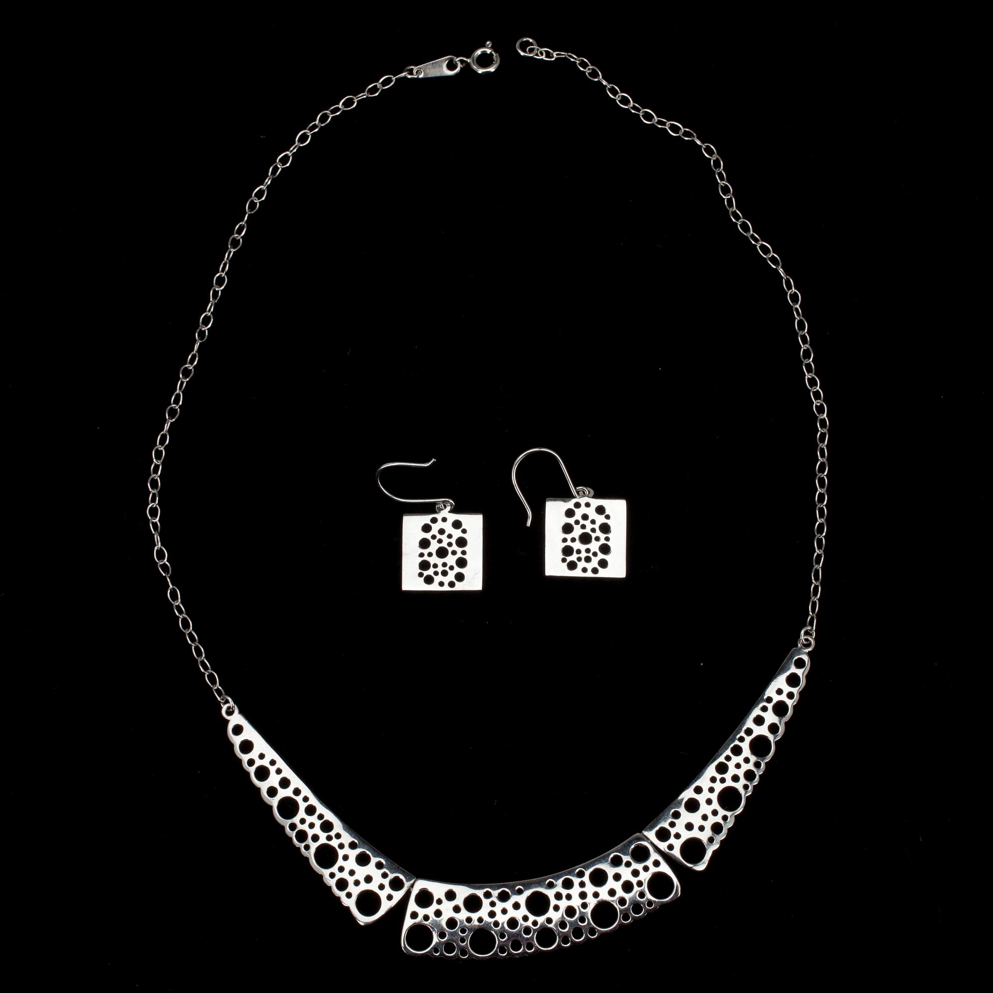 HALSSMYCKE samt ÖRHÄNGEN, silver, Liisa Vitali, Kultakeskus. 1900-talets slut/2000-tal. Vikt 10,5 g.