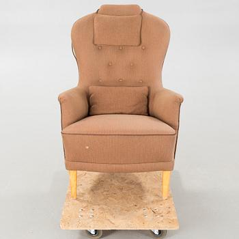 A "Farmor" lounge chair.