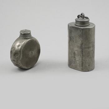 PLUNTOR, 2 st, tenn, en med otydliga stämplar, sannolikt Jönköping, 1800-tal.