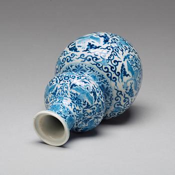 A blue and white double gourd vase, Qing dynasty, Kangxi (1662-1722).