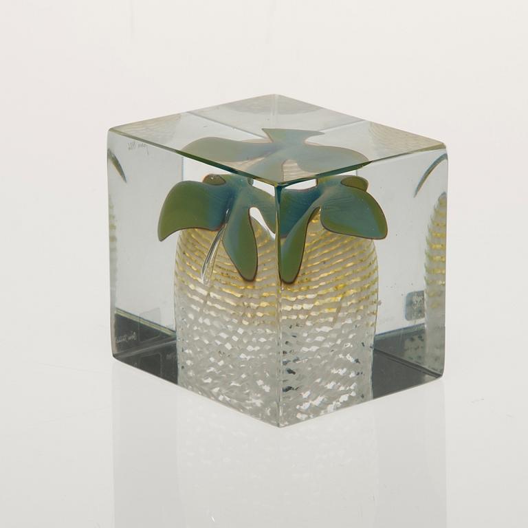 ÅRSKUB, glas, numerad 345/2000, signerad Oiva Toikka  Nuutajärvi 1986.