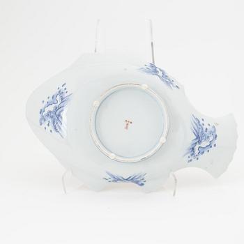 Serveringsfat och serveringsskål, porslin, Japan, 1900-talets senare del.