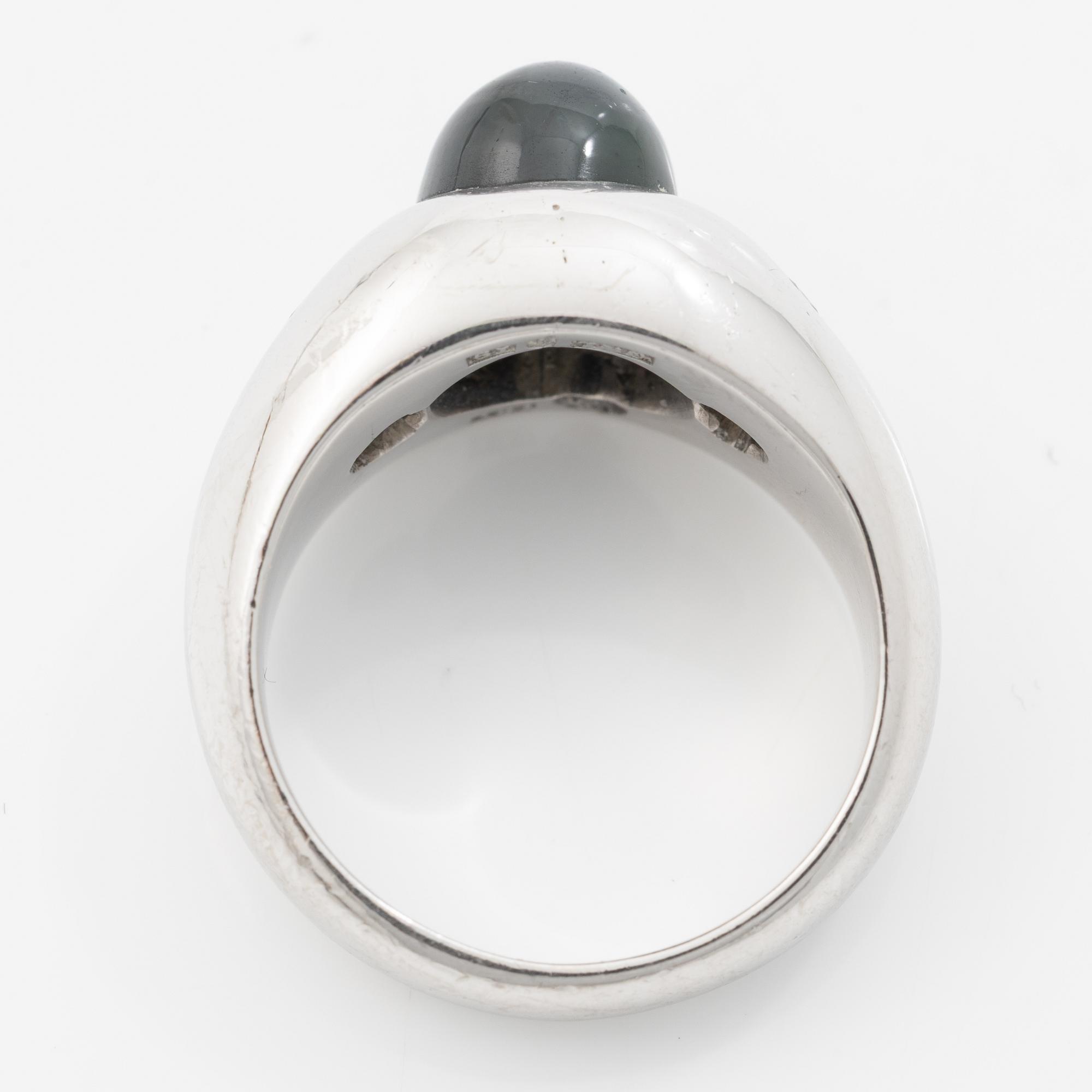 Ring, 18K white gold, set with brilliant-cut diamonds and a cabochon-cut sapphire.